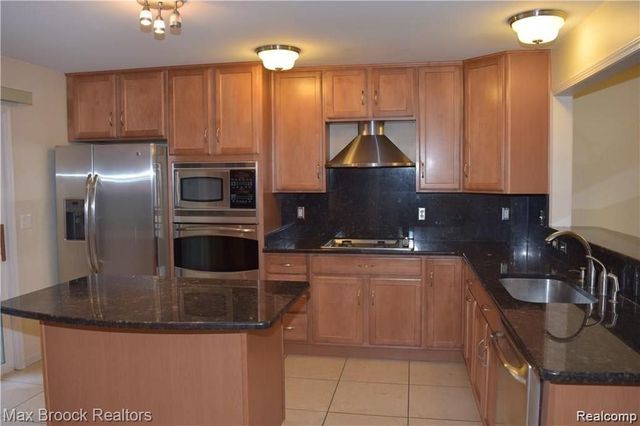 28431 Carlton Way Drive, Novi, MI 48377