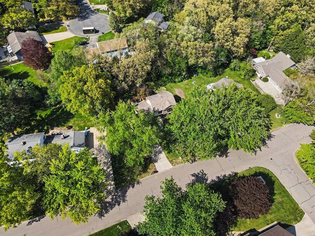 5204 Foxcroft Dr, Kalamazoo, MI 49009