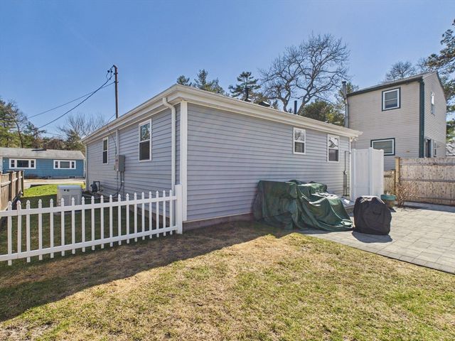3 Hazel St, Wareham, MA 02571