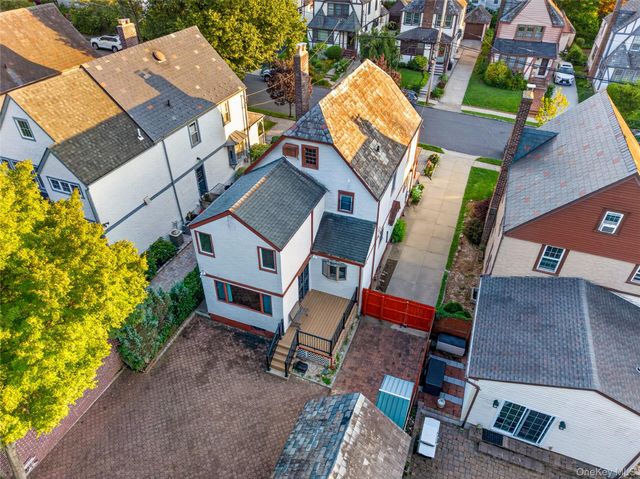 46-19 Iris Lane, Great Neck, NY 11020