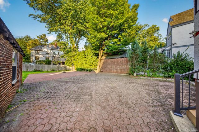 46-19 Iris Lane, Great Neck, NY 11020