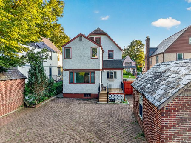 46-19 Iris Lane, Great Neck, NY 11020