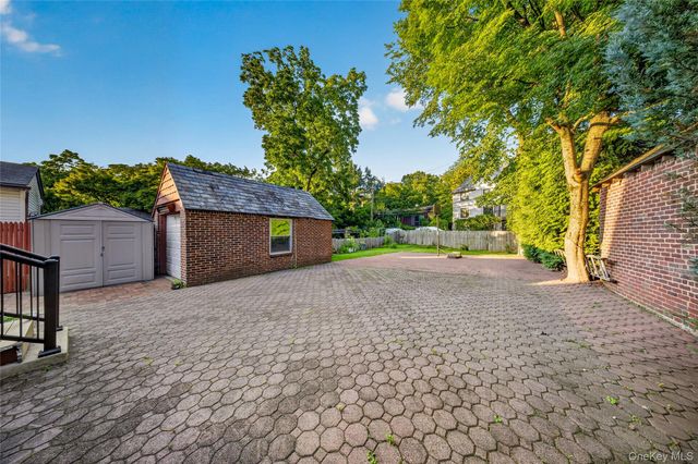 46-19 Iris Lane, Great Neck, NY 11020