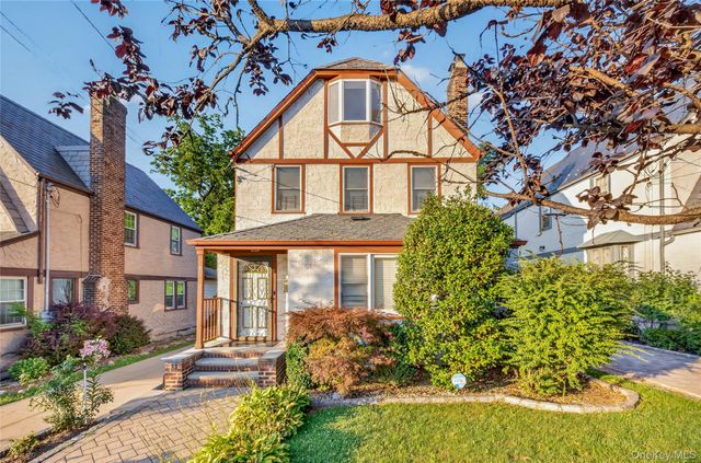 46-19 Iris Lane, Great Neck, NY 11020
