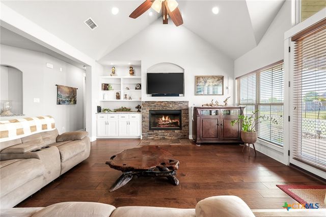 105 E Doucet Cove, Hutto, TX 78634