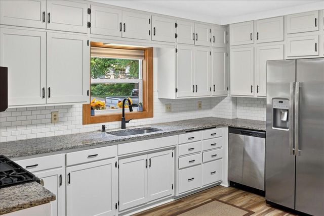 2207 Holloway Avenue E, North Saint Paul, MN 55109