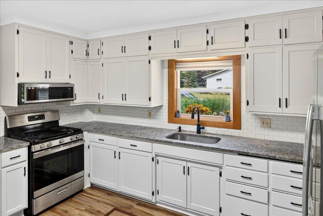 2207 Holloway Avenue E, North Saint Paul, MN 55109