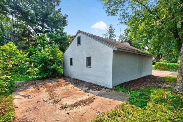 2207 Holloway Avenue E, North Saint Paul, MN 55109