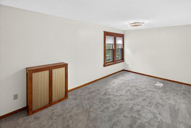 2207 Holloway Avenue E, North Saint Paul, MN 55109
