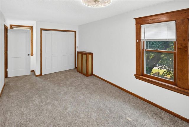 2207 Holloway Avenue E, North Saint Paul, MN 55109