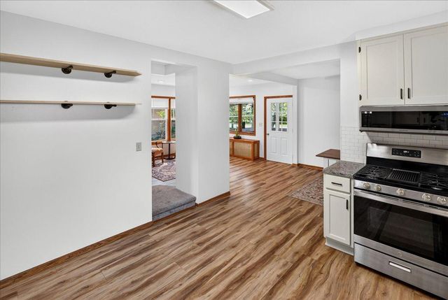 2207 Holloway Avenue E, North Saint Paul, MN 55109