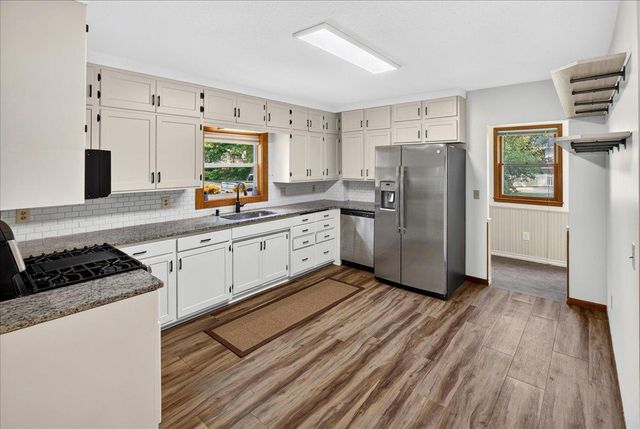 2207 Holloway Avenue E, North Saint Paul, MN 55109