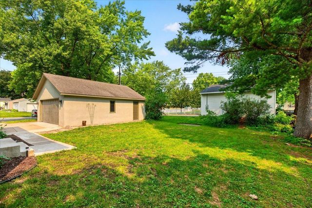 2207 Holloway Avenue E, North Saint Paul, MN 55109