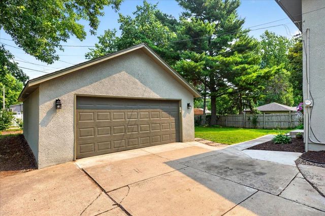 2207 Holloway Avenue E, North Saint Paul, MN 55109