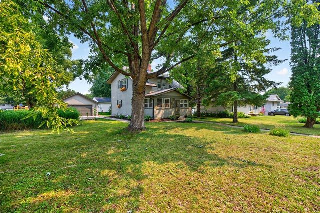 2207 Holloway Avenue E, North Saint Paul, MN 55109