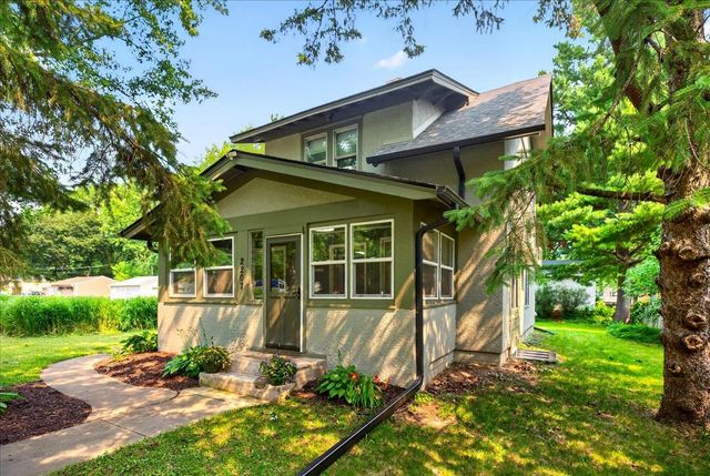 2207 Holloway Avenue E, North Saint Paul, MN 55109