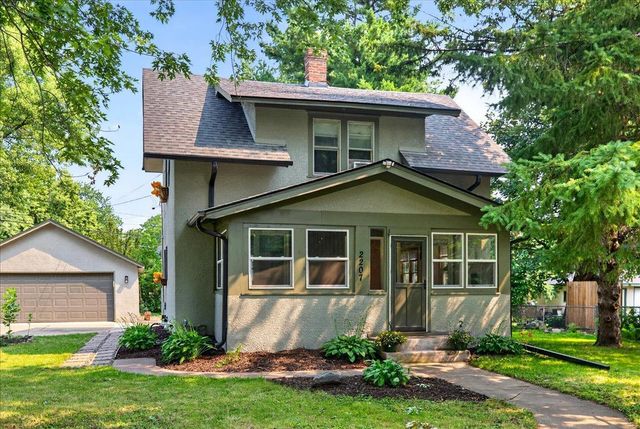 2207 Holloway Avenue E, North Saint Paul, MN 55109