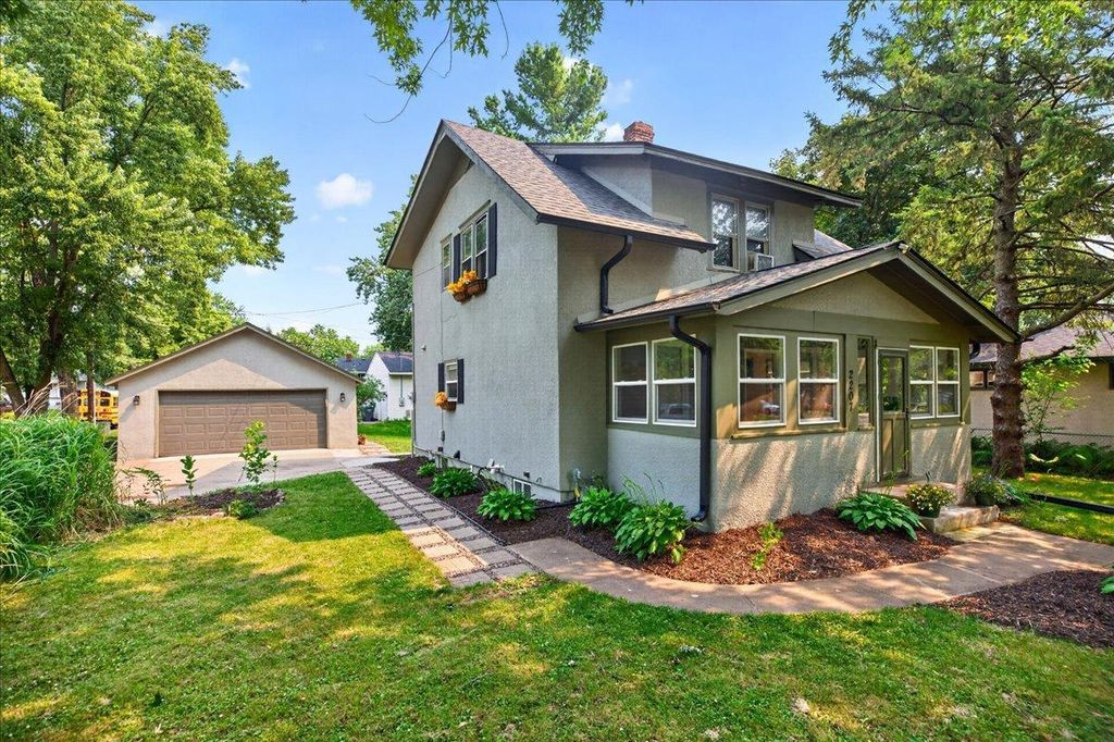 2207 Holloway Avenue E, North Saint Paul, MN 55109