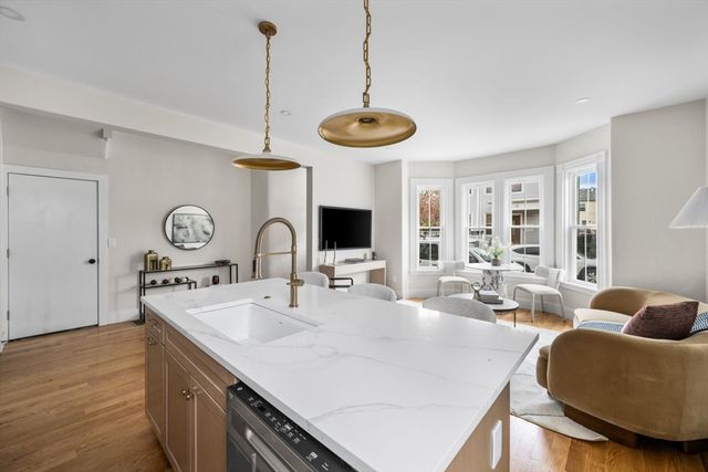 14 Harbor View St 1, Boston, MA 02125