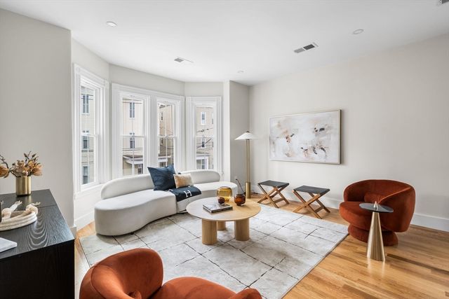 14 Harbor View St 1, Boston, MA 02125