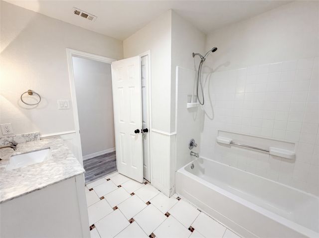 111 Forest Park Lane, Red Oak, TX 75154