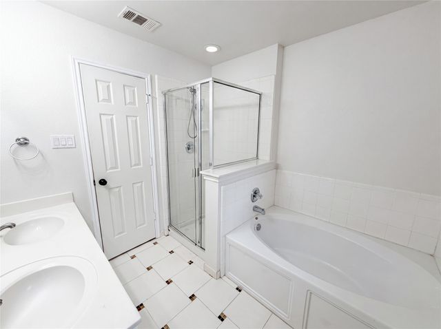 111 Forest Park Lane, Red Oak, TX 75154