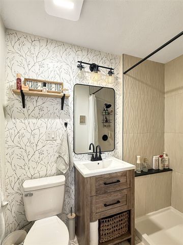 2519 E Aurora Avenue, Des Moines, IA 50317