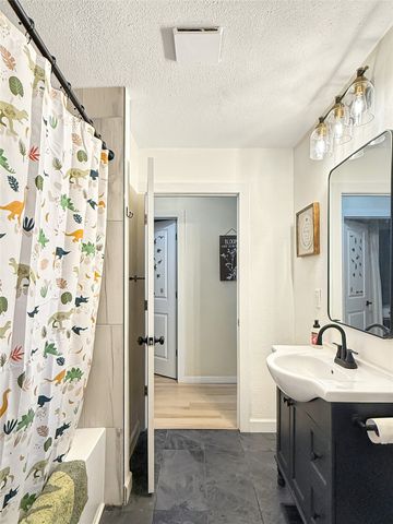 2519 E Aurora Avenue, Des Moines, IA 50317