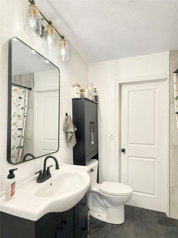 2519 E Aurora Avenue, Des Moines, IA 50317