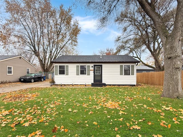 2519 E Aurora Avenue, Des Moines, IA 50317