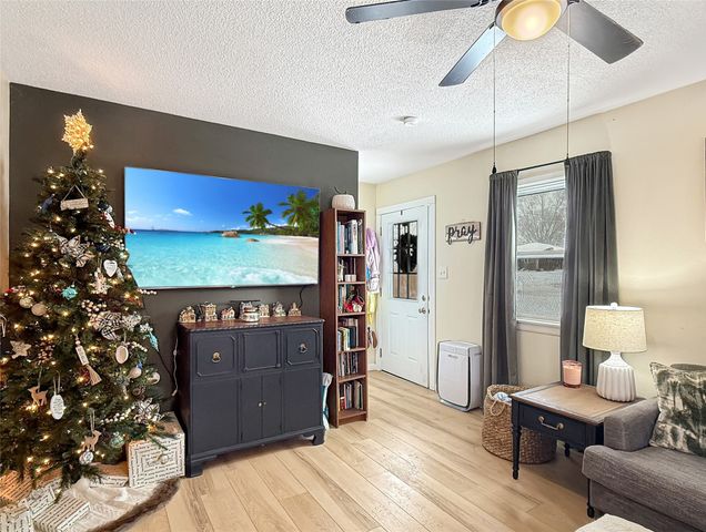 2519 E Aurora Avenue, Des Moines, IA 50317