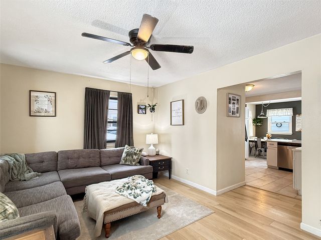 2519 E Aurora Avenue, Des Moines, IA 50317