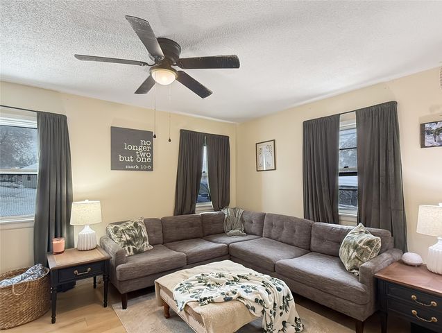 2519 E Aurora Avenue, Des Moines, IA 50317