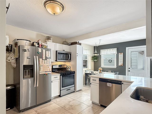 2519 E Aurora Avenue, Des Moines, IA 50317