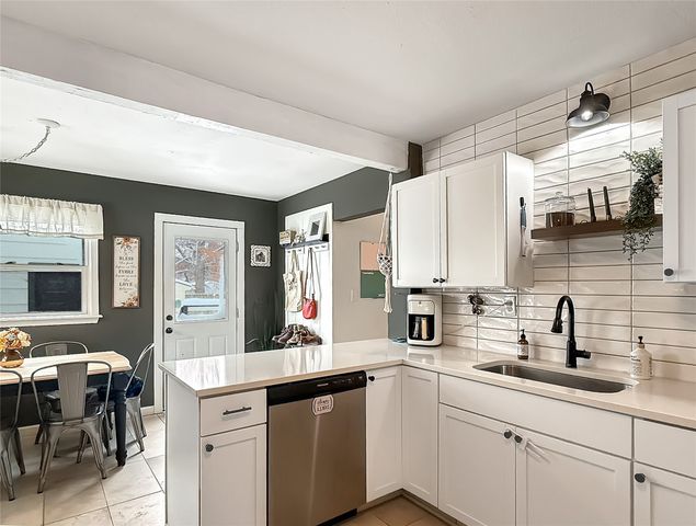 2519 E Aurora Avenue, Des Moines, IA 50317