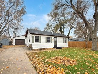 2519 E Aurora Avenue, Des Moines, IA 50317