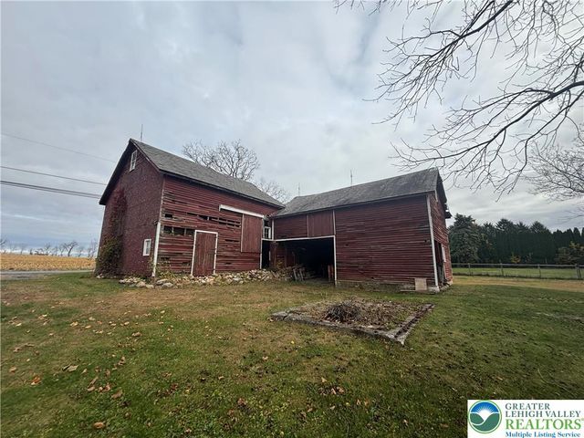 654 Youngs Hill Road, Plainfield Twp, PA 18040