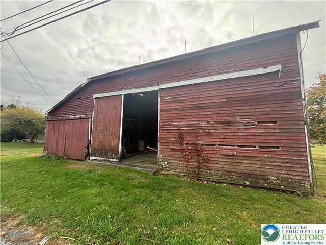 654 Youngs Hill Road, Plainfield Twp, PA 18040