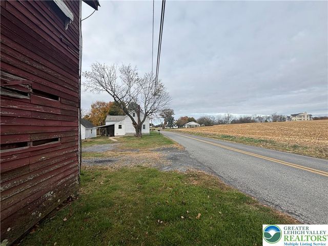 654 Youngs Hill Road, Plainfield Twp, PA 18040