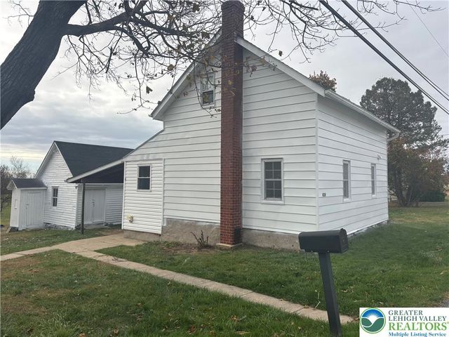 654 Youngs Hill Road, Plainfield Twp, PA 18040