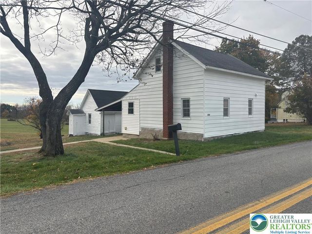 654 Youngs Hill Road, Plainfield Twp, PA 18040