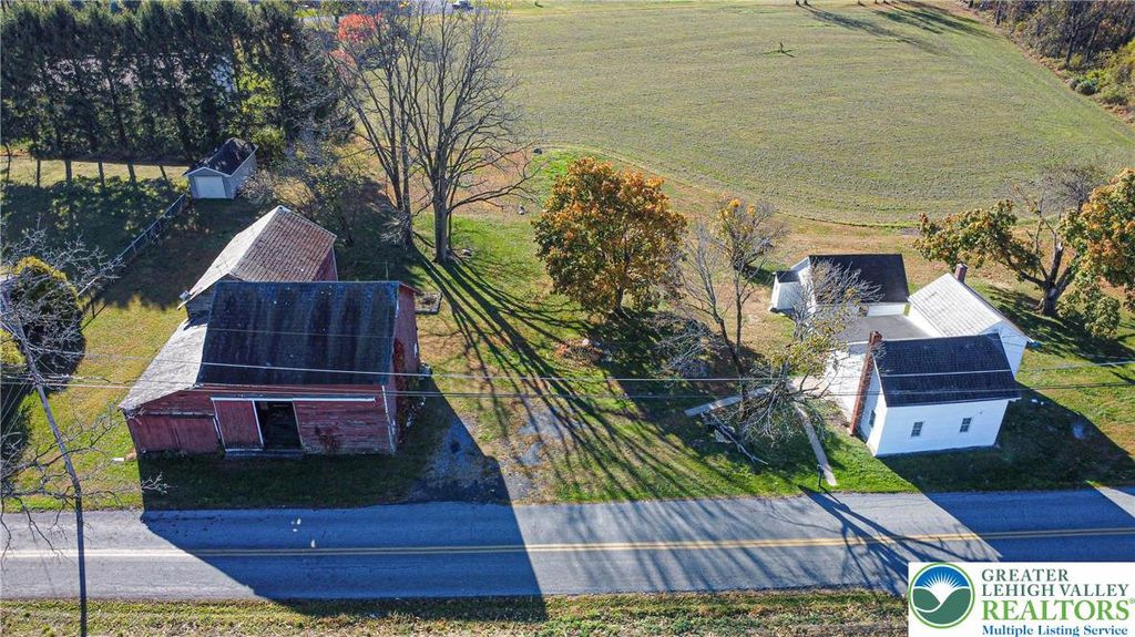 654 Youngs Hill Road, Plainfield Twp, PA 18040