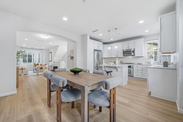 214 Peppermint Tree Terrace 1, Sunnyvale, CA 94086