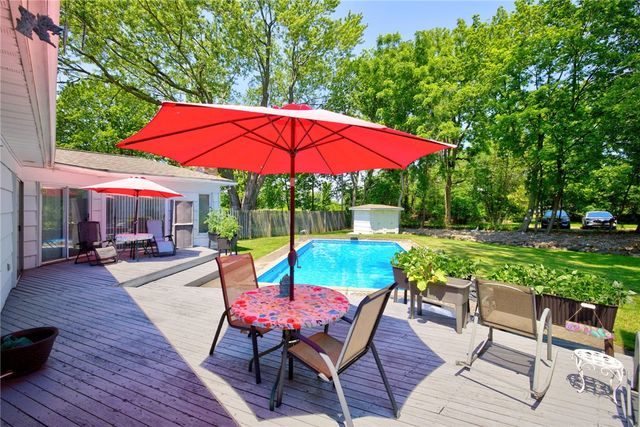 44 Castle Acres Dr, Penfield, NY 14580