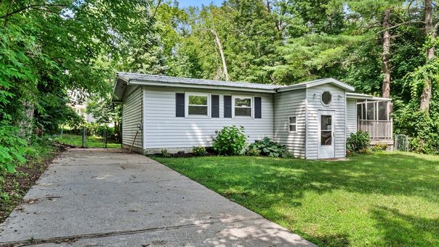 100 Cummings Ave, Pittsfield, MA 01201