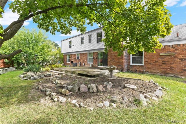 5710 Hobnail Circle, West Bloomfield Charter Township, MI 48322