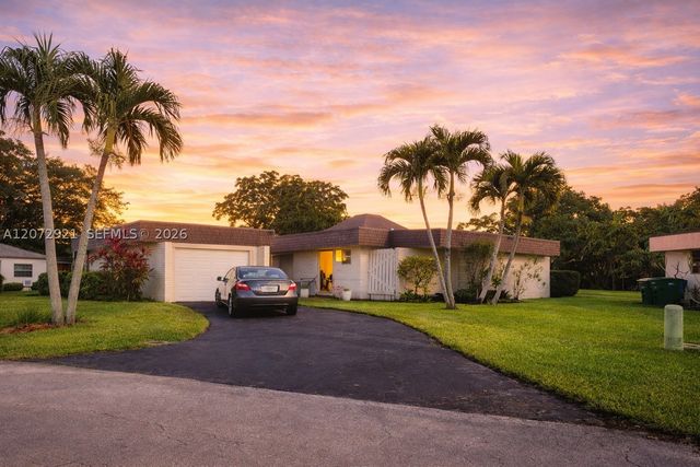 5700 White Hickory Cir, Tamarac, FL 33319