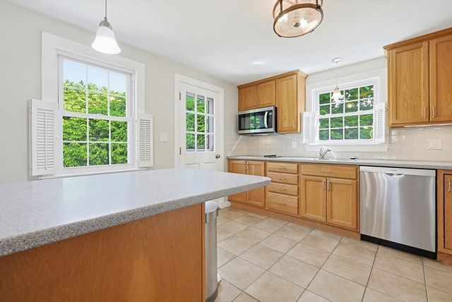 4 Meadow Ln, Walpole, MA 02081