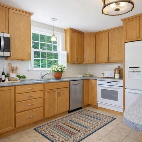 4 Meadow Ln, Walpole, MA 02081