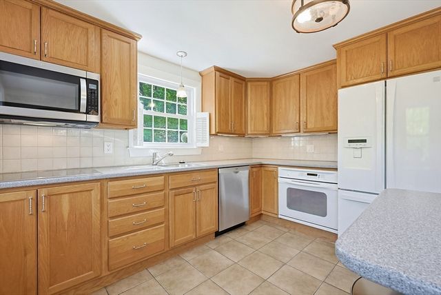 4 Meadow Ln, Walpole, MA 02081